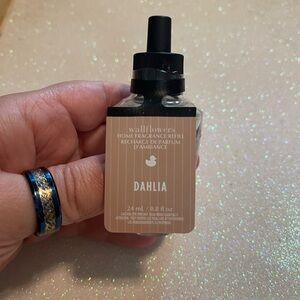 Bath & Body Works Dahlia Wallflowers Refill - Black and Tan